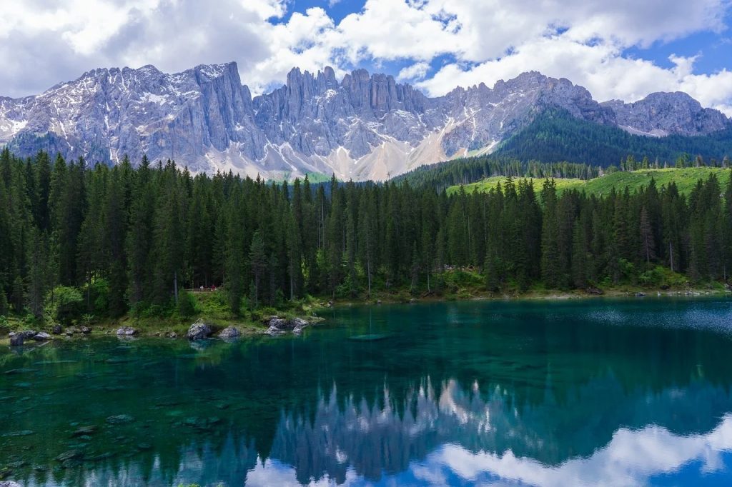 Lago sitio en las Dolomitas