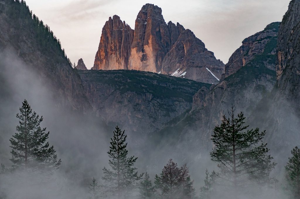 Neblina visitar Las Dolomitas