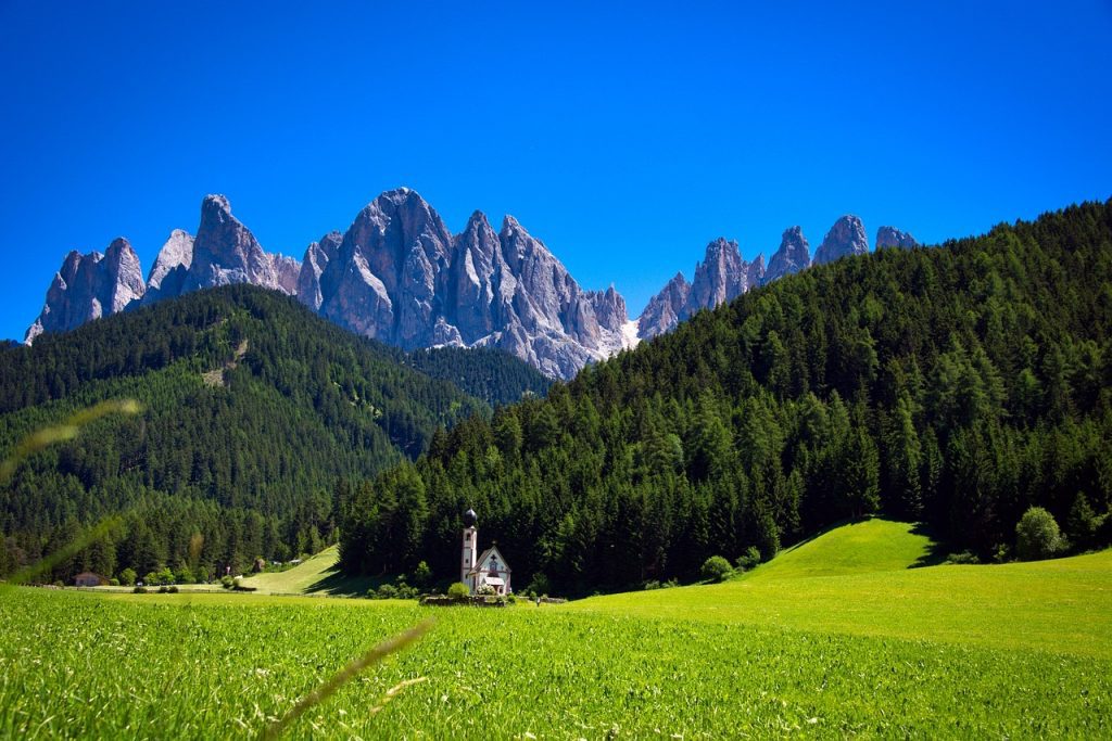 Iglesia en los Alpes