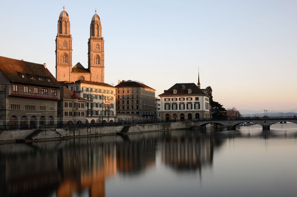 Iglesia y lago en Zurich