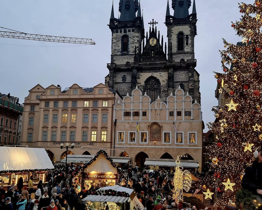 Edificios navideños en Praga en Navidad