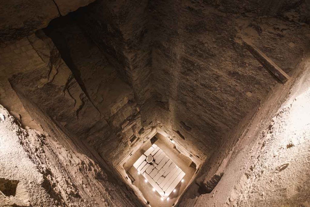 imagen del interior de una pirámide