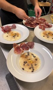 Risgrøt acompañado de pasas, canela, mantequilla y embutido