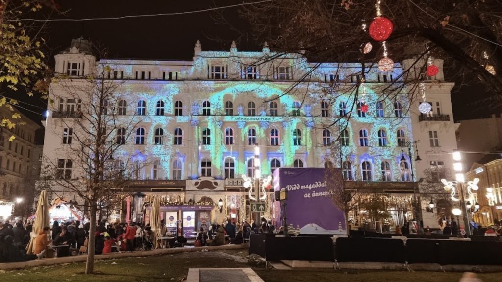 el centro de Budapest de noche en navidad