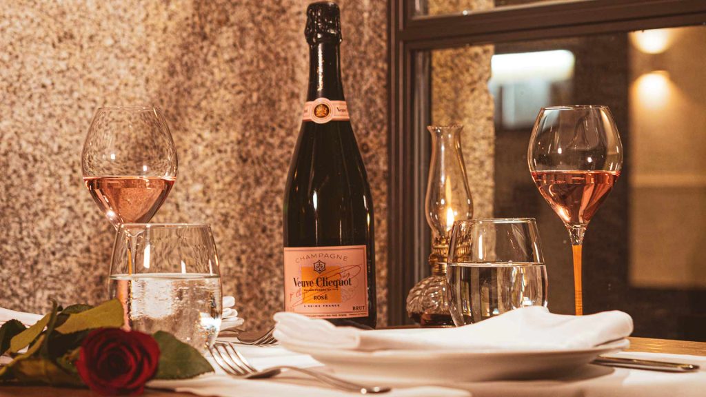 cena Íntima a la Luz de las Velas: Gastronomía y Pasión en París