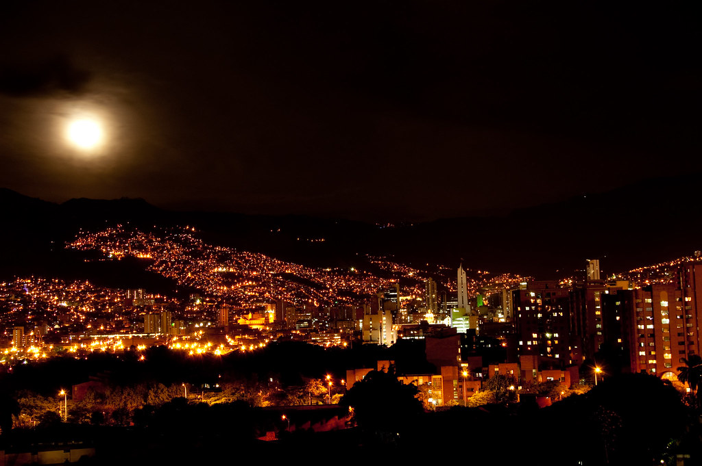guía-de-viaje-Medellín-de-noche