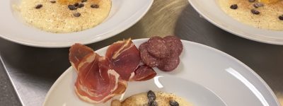 Risgrøt acompañado de pasas, canela, mantequilla y embutido